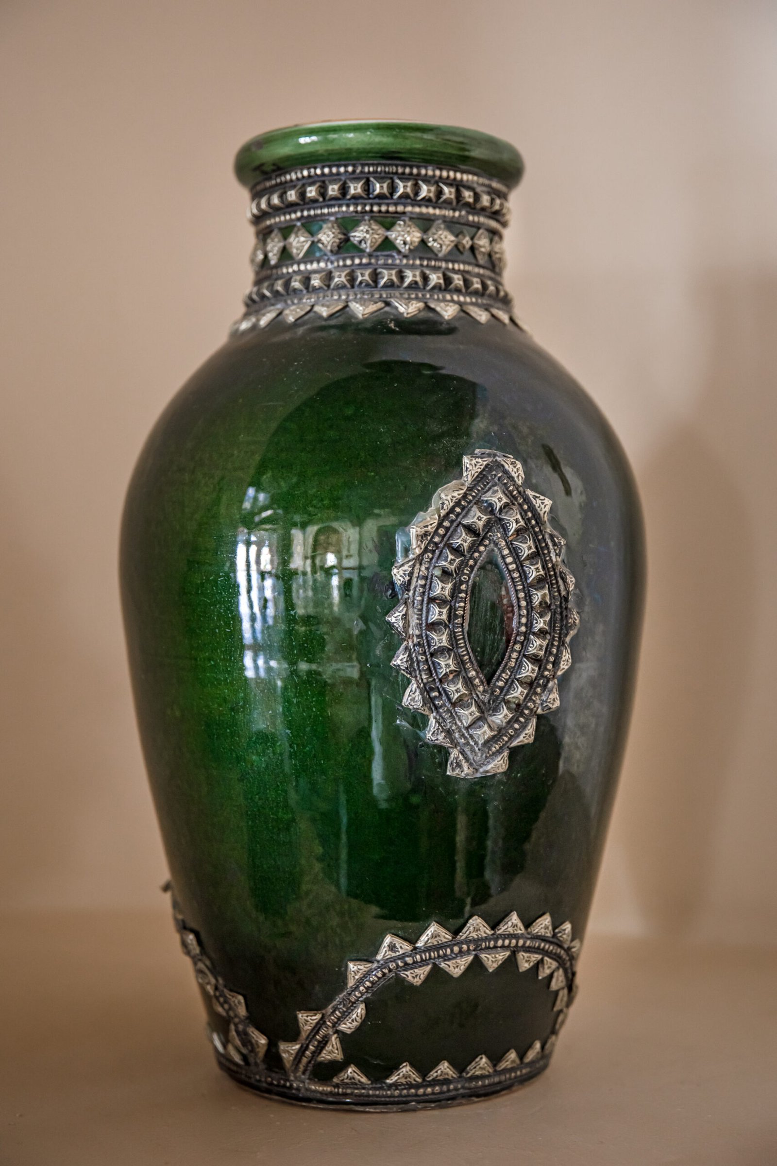 Jarrón "Susurro del Bosque" – Cerámica Vidriada (Circa 1960)